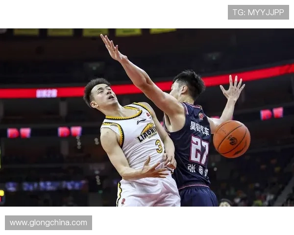 CBA激战上海队对决广东队谁能笑到最后精彩赛事即将上演 CBA激战上海队对决广东队谁能笑到最后精彩赛事即将上演